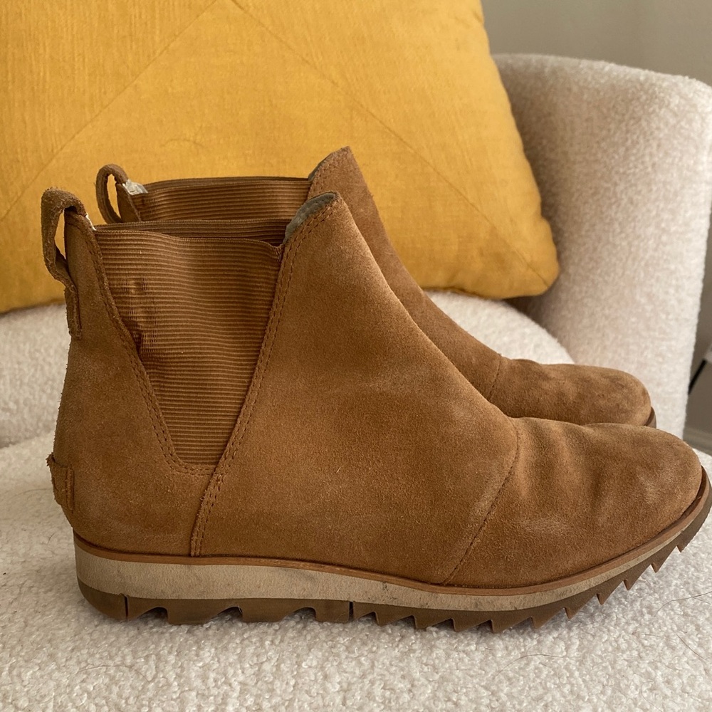 Sorel Women’s Tan Suede Chelsea Boots